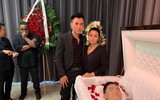 [ẢNH] Xúc động hình các nghệ sĩ Việt trong tang lễ nghệ sĩ hài Anh Vũ tại Mỹ